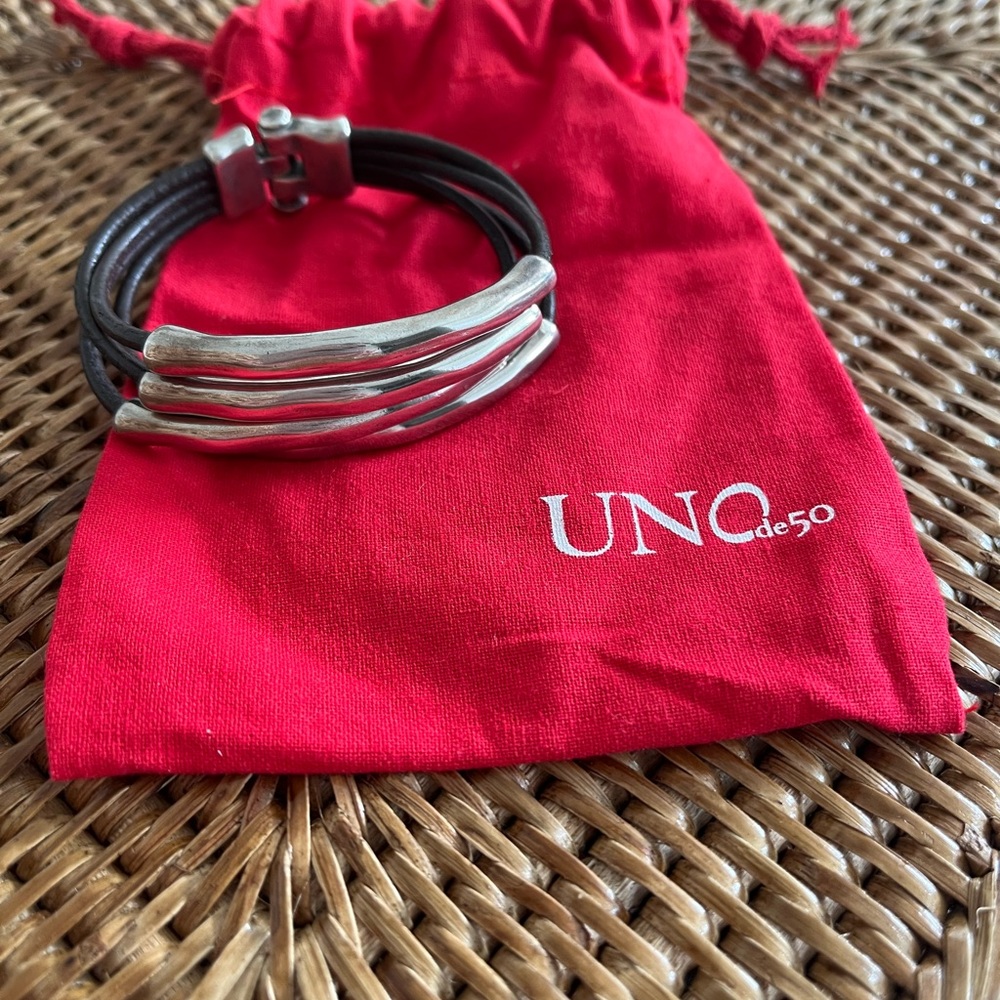 Leather and silver bracelet. Uno de 50